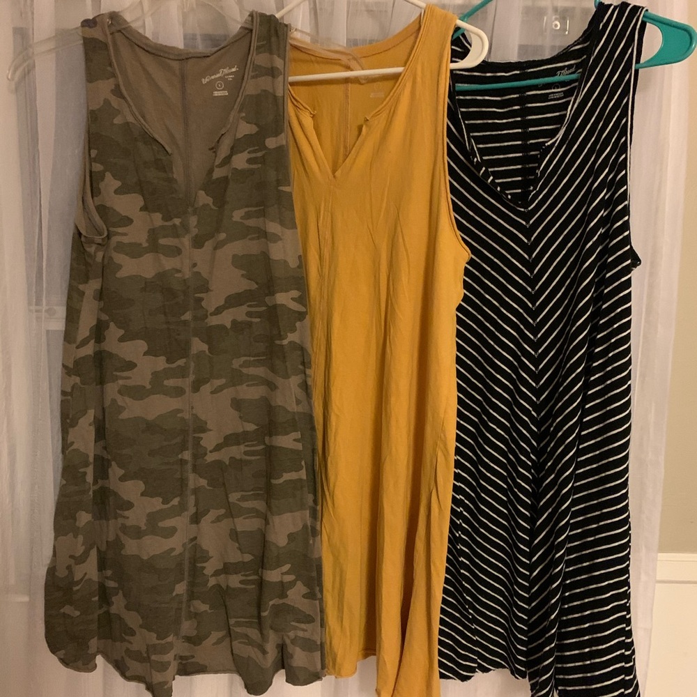 Woman’s universal thread (3) dresses, sold as set.